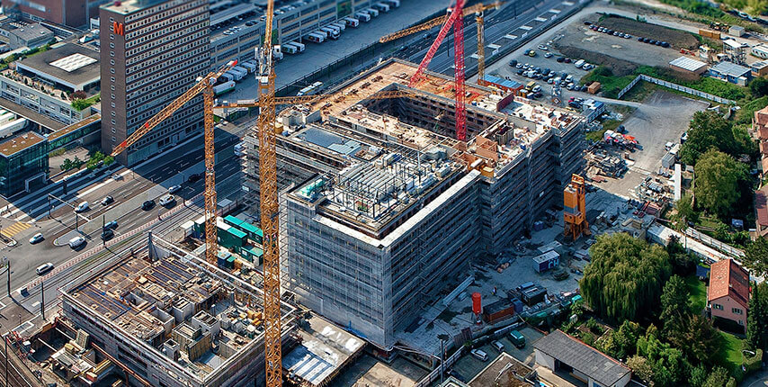 Foto de cima da construção de um prédio