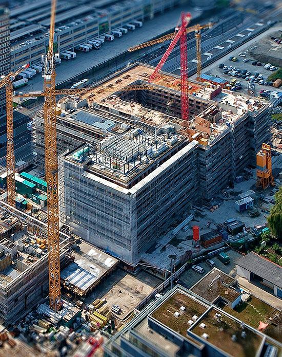 Foto de cima da construção de um prédio
